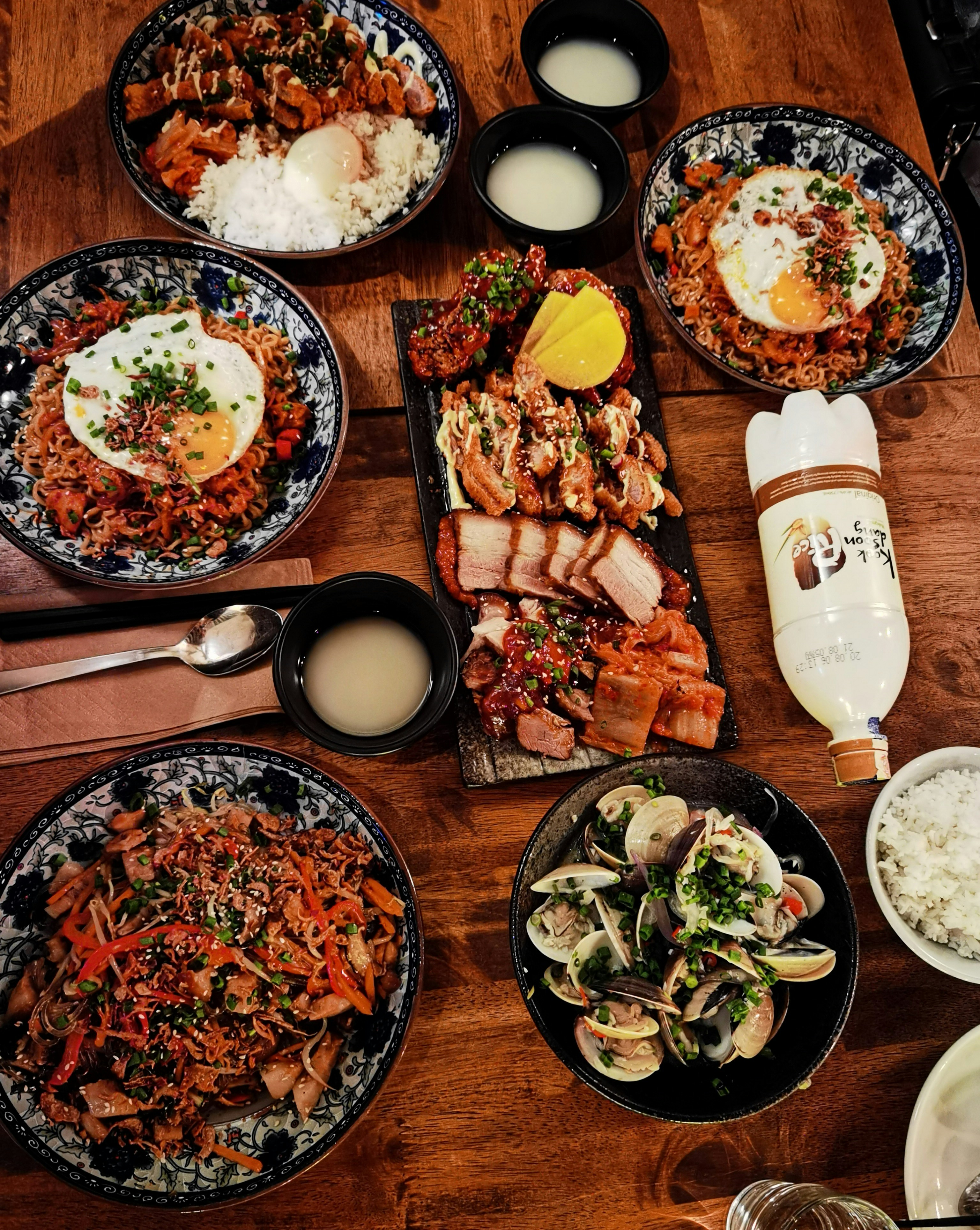 Koreańskie BBQ — samgyeopsal z ryżem i przystawkami